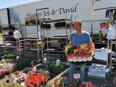 Changement au marché hebdomadaire : les marchands de fleurs et fruits déménagent