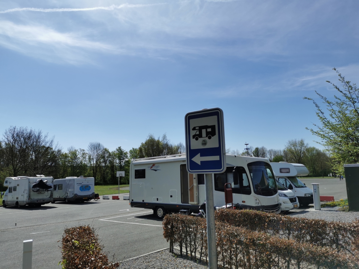 Parking pour camping-cars fermé – Pas de marché hebdomadaire – Boulangerie Born présente
