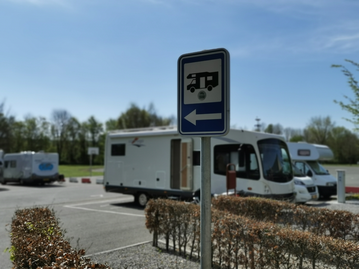 Wohnmobilparkplatz gesperrt – Wochenmarkt auf Parkplatz