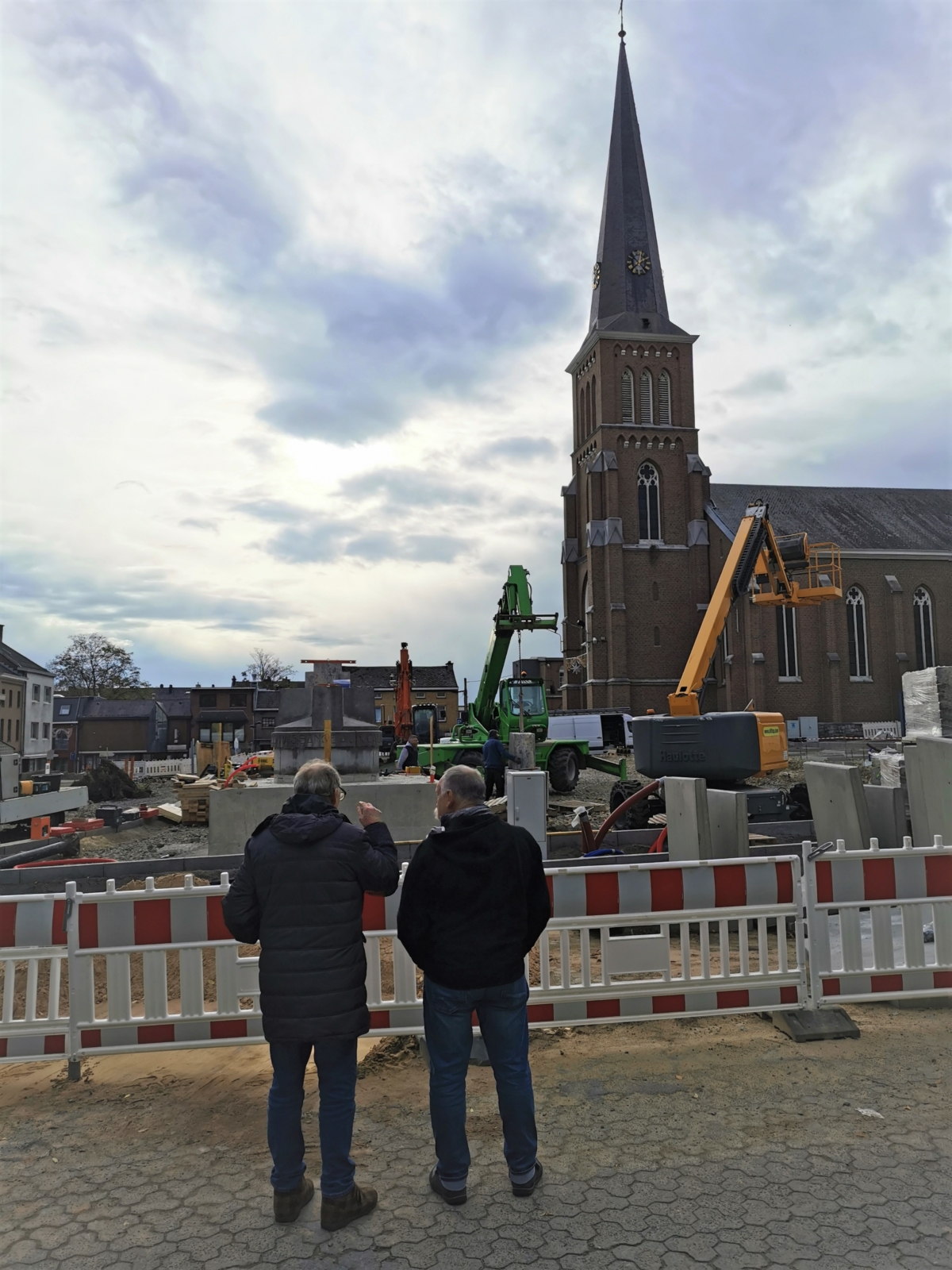 Reconstruction du monument aux morts cette semaine