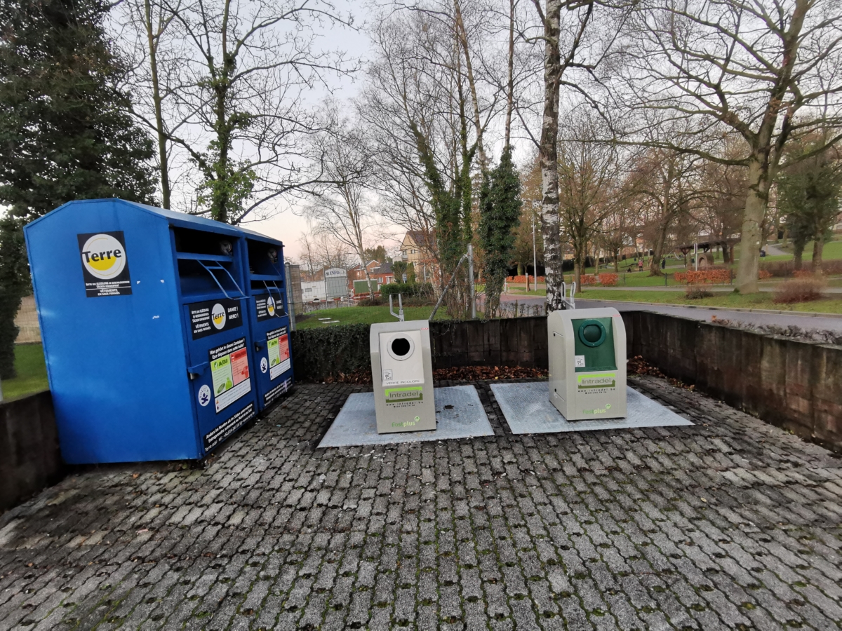 Interdiction de déposer illégalement des déchets à côté des conteneurs à verre et à vêtements