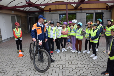 Schüler(-innen) der Gemeindeschule Kelmis lernen Verkehrssicherheit