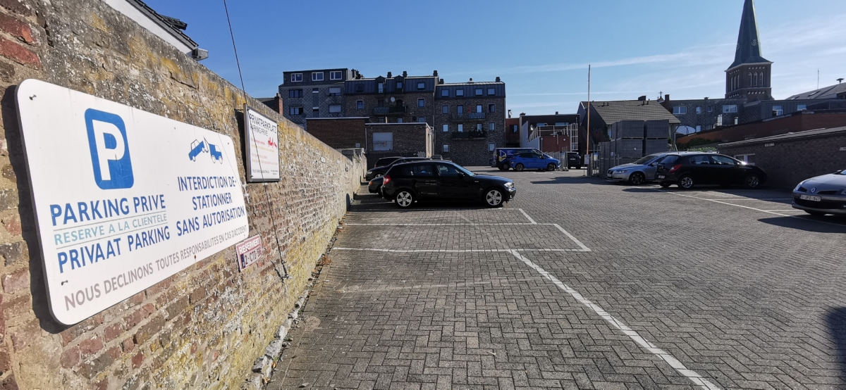 Le parking à la rue de la Chapelle est un terrain privé – Interdiction de se garer