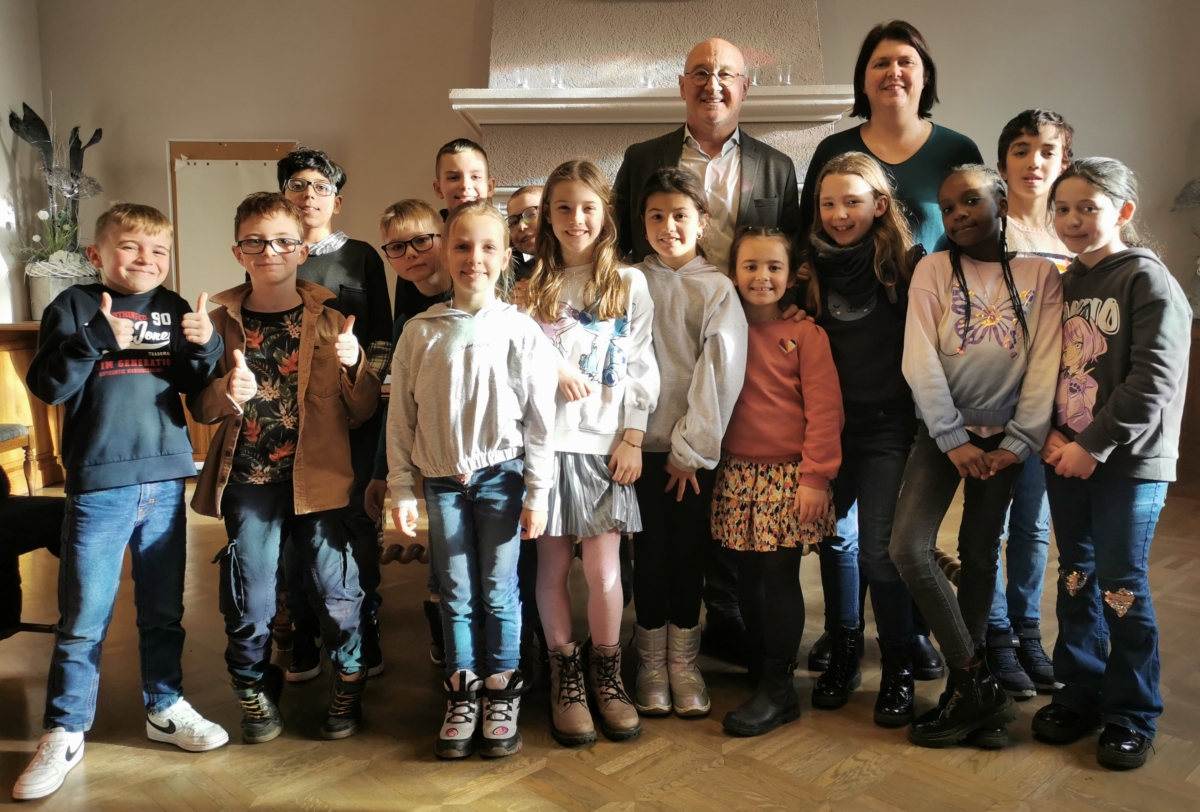 Elèves francophones de l’école communale en visite à la maison communale