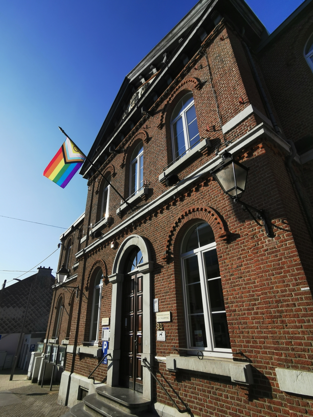 Regenbogen-Fahne am Gemeindehaus