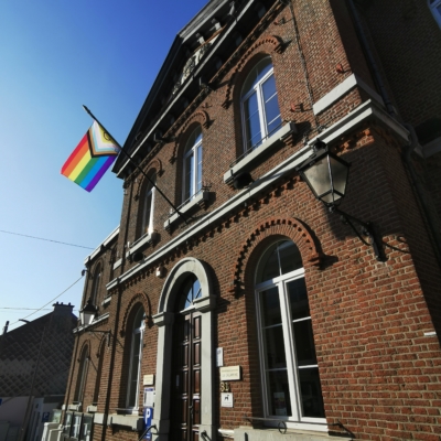 Regenbogen-Fahne am Gemeindehaus