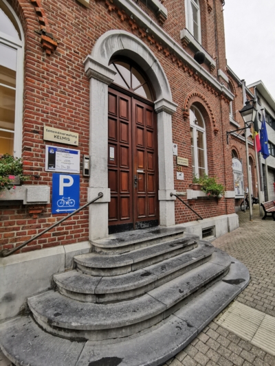 Porte d’entrée principale de la maison communale à nouveau ouverte à tous et à toutes