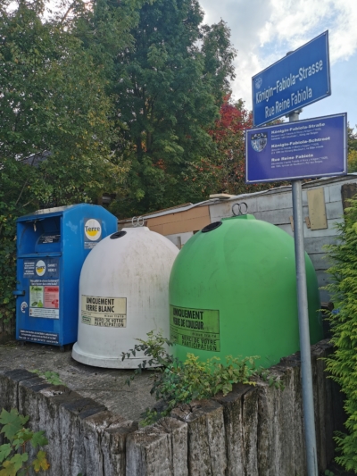 Conteneurs à verre et à terre quittent la rue Reine Fabiola