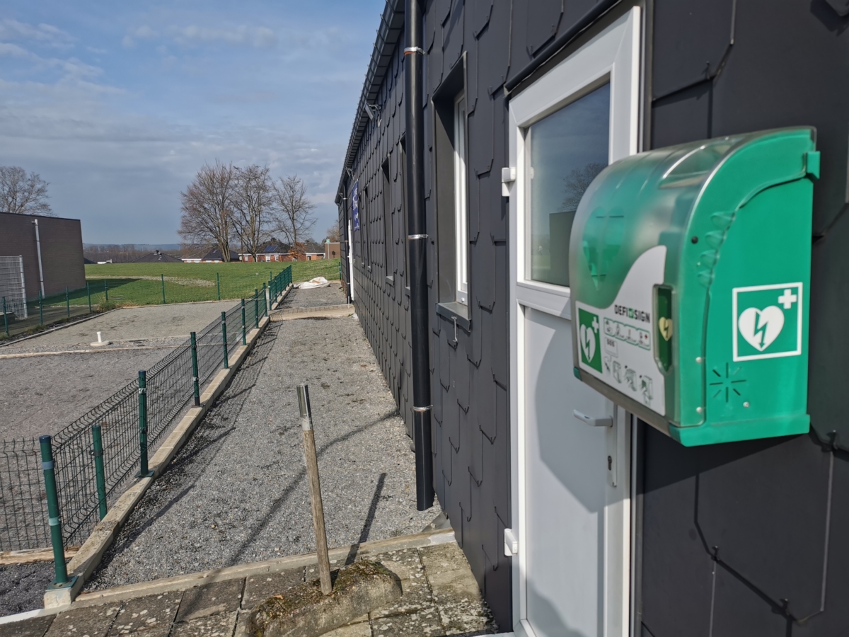 Où se trouvent les défibrillateurs dans notre commune?