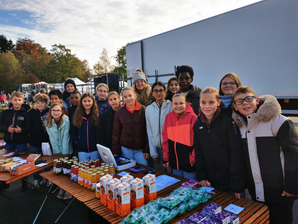 CFA-Schüler und -Schülerinnen verkaufen Fairtrade-Produkte auf Wochenmarkt