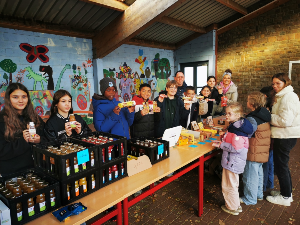 Les élèves de sixième primaire de l&rsquo;Athénée César Franck vendent du fair-trade au marché hebdomadaire