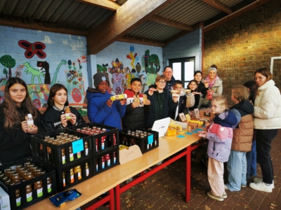 Les élèves de sixième primaire de l&rsquo;Athénée César Franck vendent du fair-trade au marché hebdomadaire